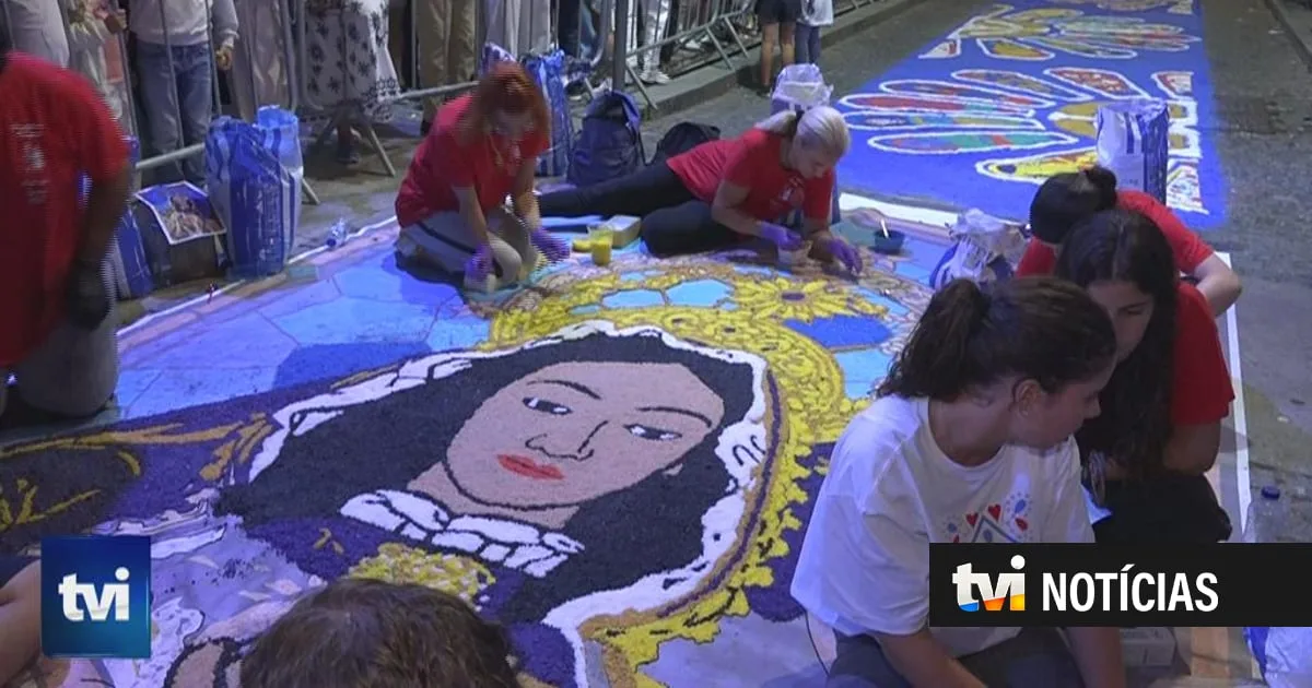 "É a noite mais bonita do ano". Veja os famosos tapetes de sal da Senhora d'Agonia