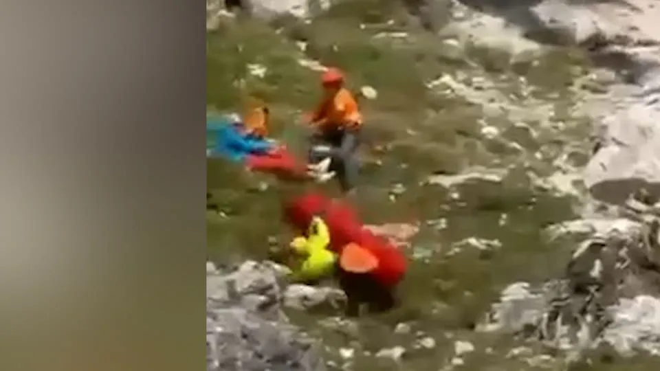 Ärztin stürzt mit verletzter Bergsteigerin ab - Dramatischer Rettungsversuch endet glimpflich