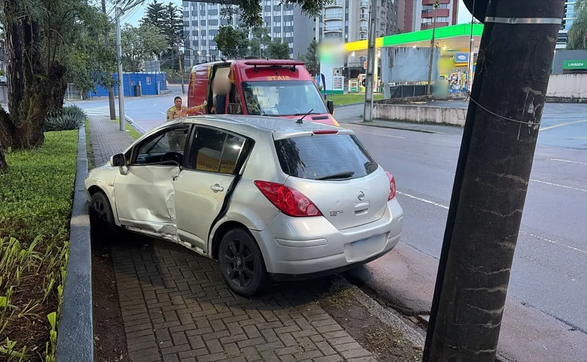 Carro sobe na calçada, bate contra poste e motorista fica ferido em Curitiba