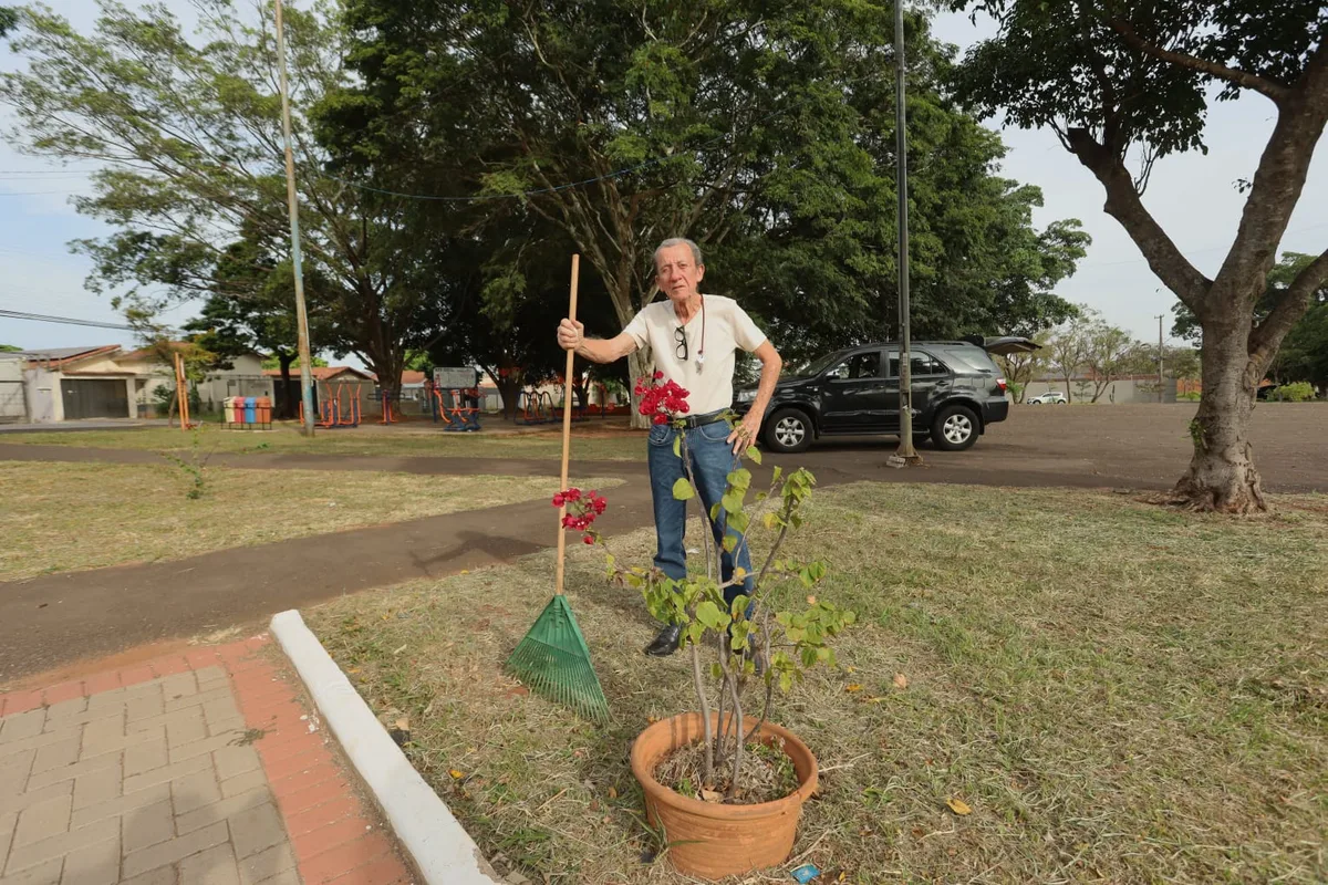 Wilson tem 83 anos e a missão que ninguém lhe deu: cuidar da praça