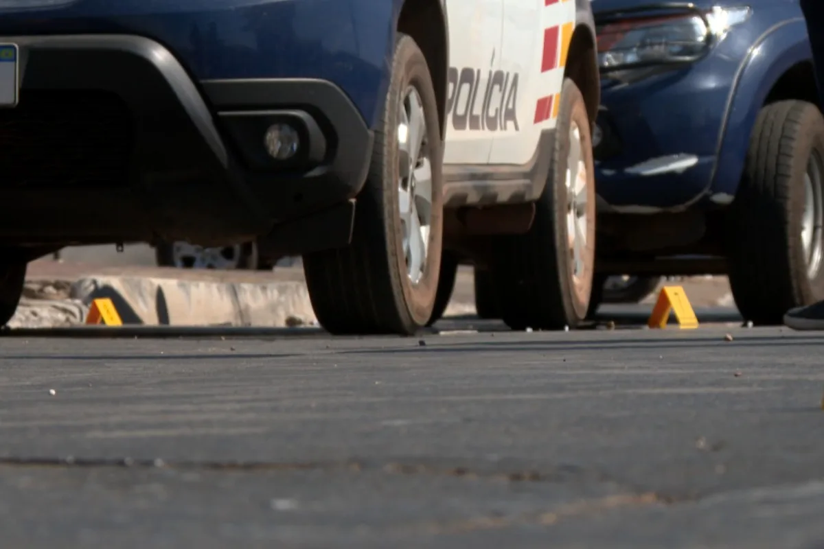 VÍDEO mostra tiroteio que terminou com empresário baleado e assaltante morto durante roubo a loja em MT