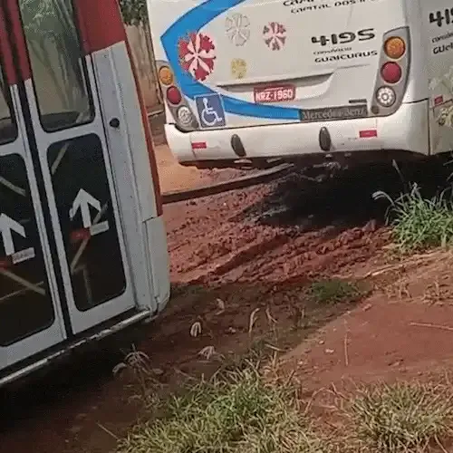 Após 2 horas atolado, ônibus é rebocado por outro coletivo no Bom Retiro