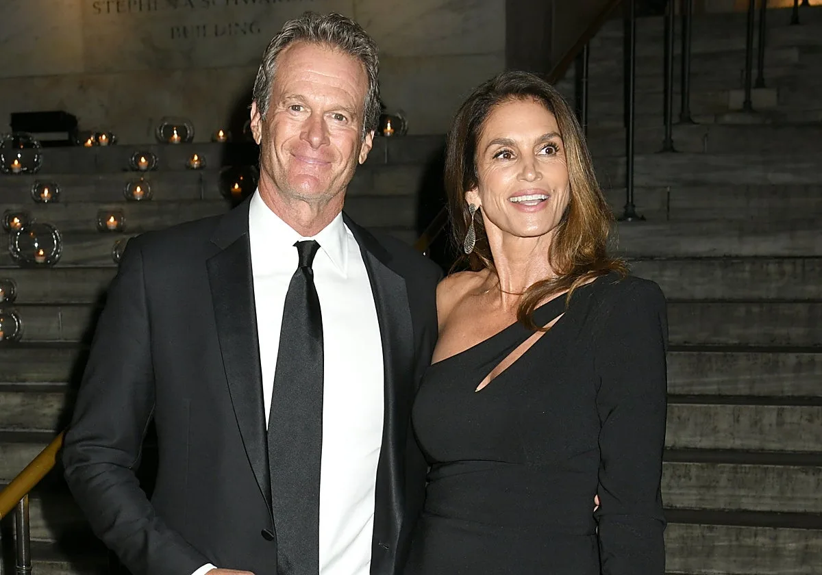 Cindy Crawford y Rande Gerber reaparecen de la mano paseando por la playa tras la muerte de su hijo Presley