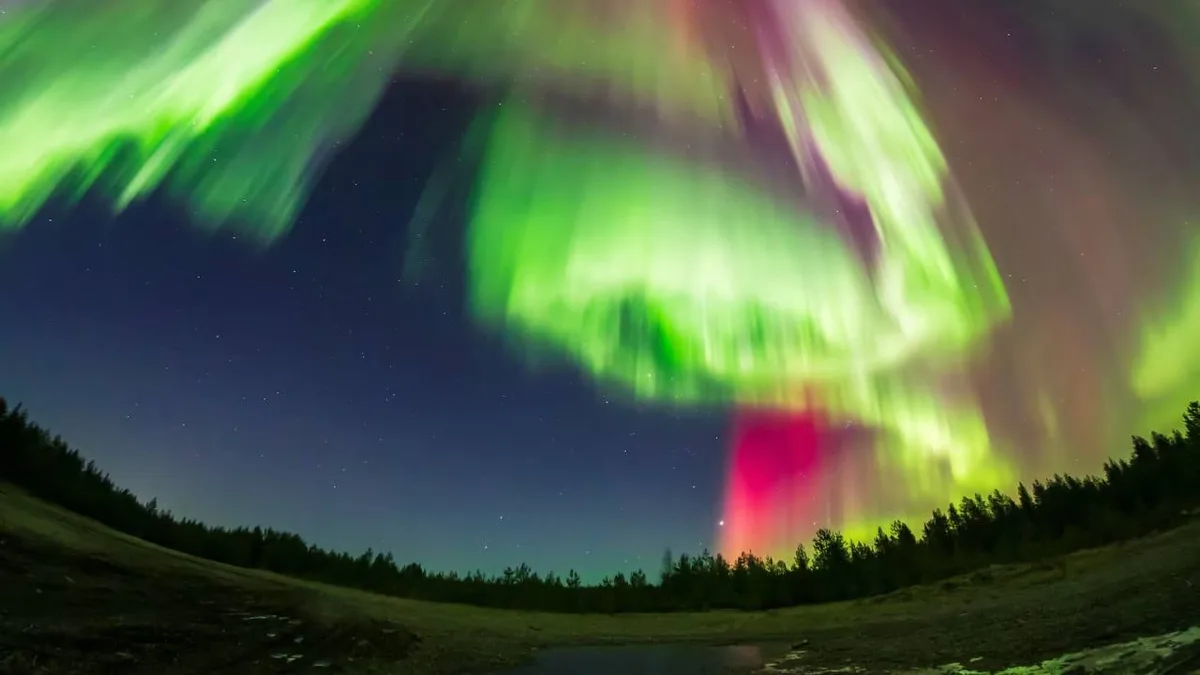 Por qué las auroras boreales pueden ser verdes, rojas o violetas: qué las desencadena y en qué épocas del año suelen aparecer con más frecuencia