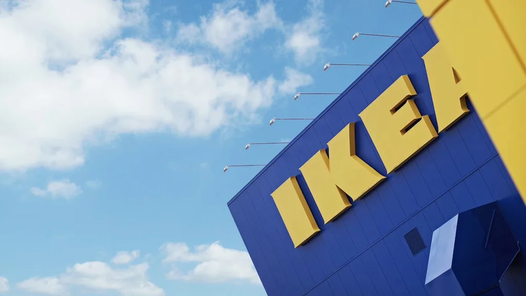 Hoy en Ikea (y rebajada a 19,99 euros) la solución 2 en 1 para ganar espacio en la mesa de trabajo y elevar la pantalla del PC