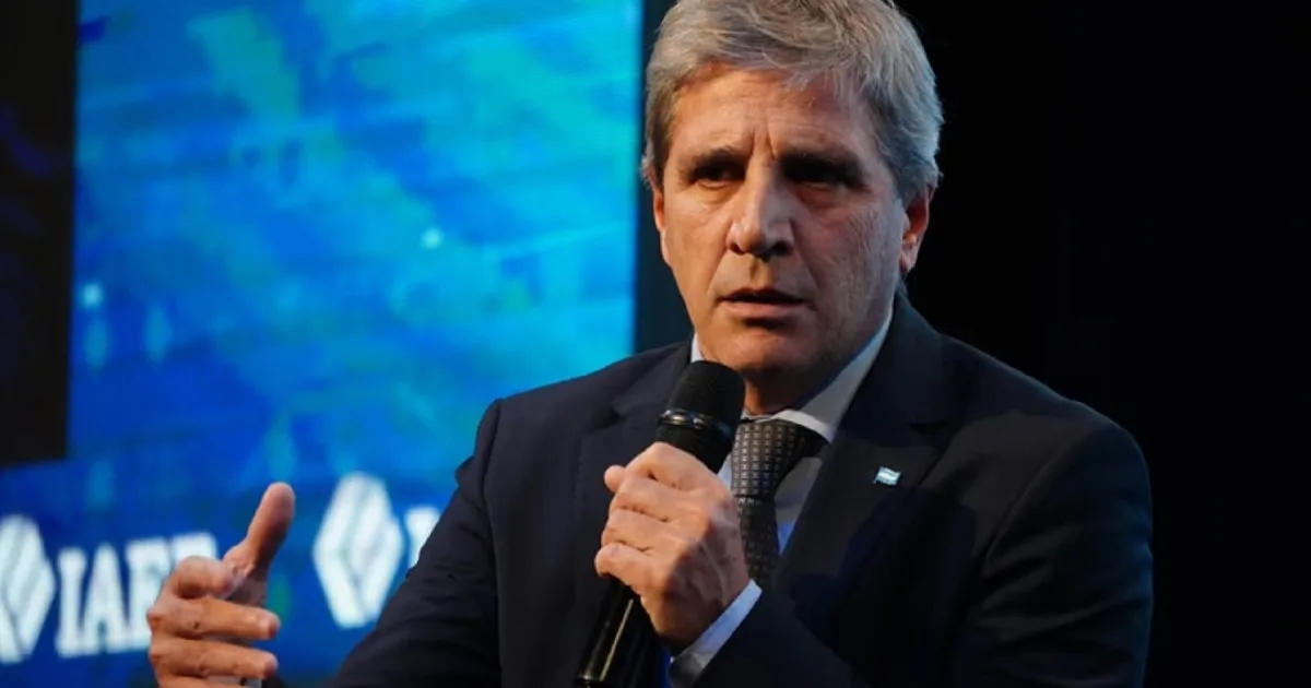 El Gobierno sumó otro mes con superávit fiscal, pero sigue lejos de la meta anual