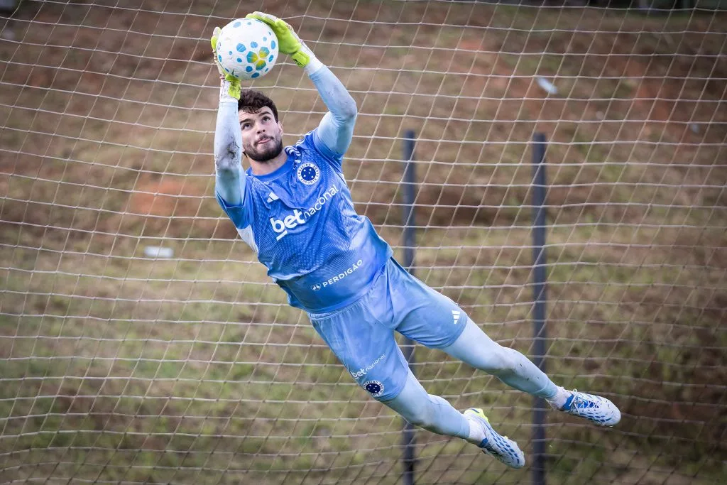 Em semana de convocação, goleiro da Seleção comenta atuação em derrota: “Chateado”