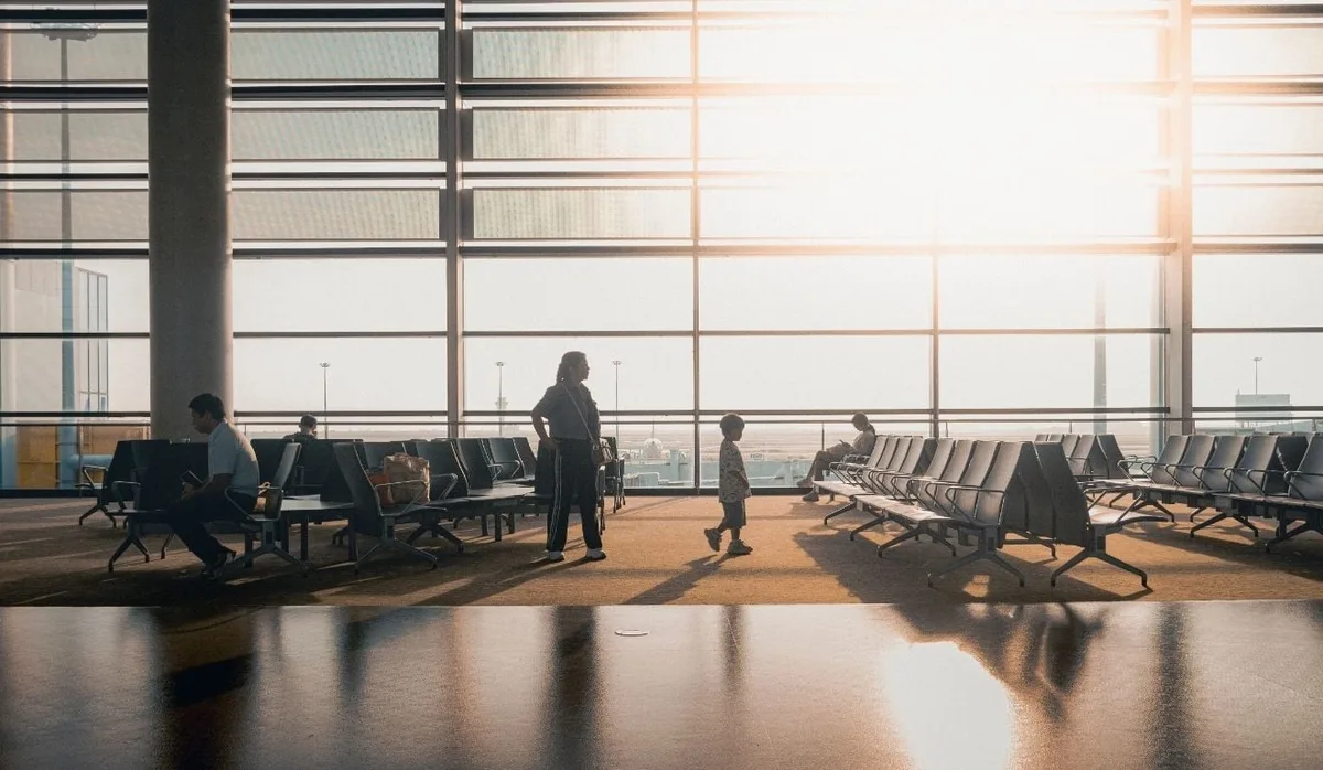 Após 14 horas de espera, passageiro dorme no chão de aeroporto e companhia aérea é condenada