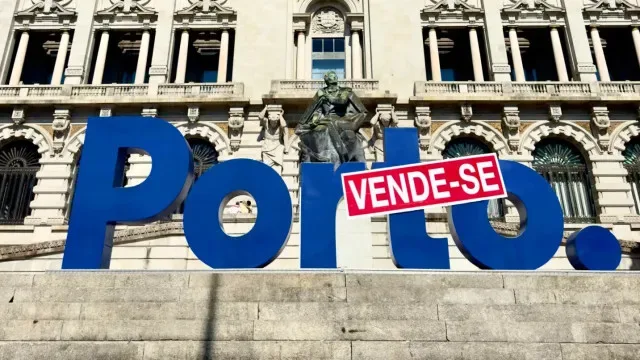 As imagens do cartaz que coloca o Porto "à venda" (e dezenas reúnem-se)