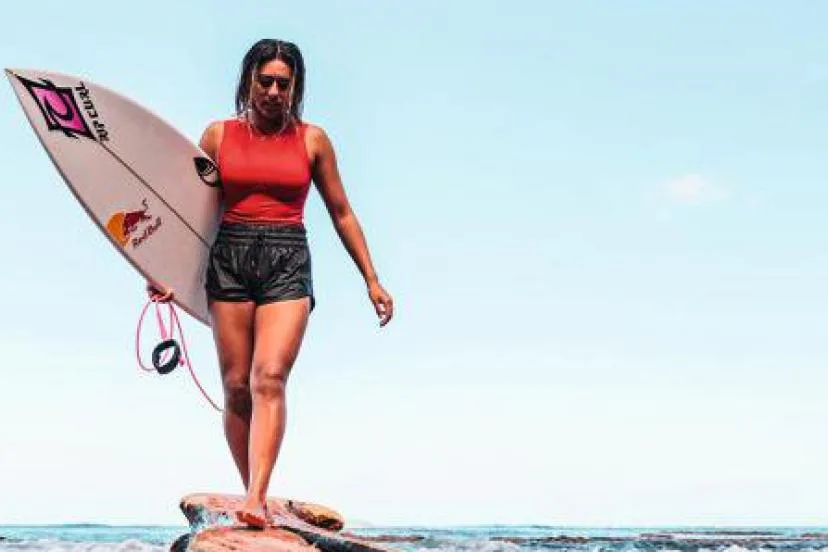 Elle impressionne Kelly Slater... Qui est Tya Zebrowski, la Française plus jeune surfeuse de l'histoire à entrer sur le circuit pro ?