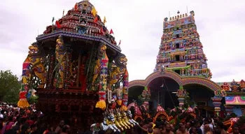 Debandada em templo hindu na Índia causa pelo menos sete mortos