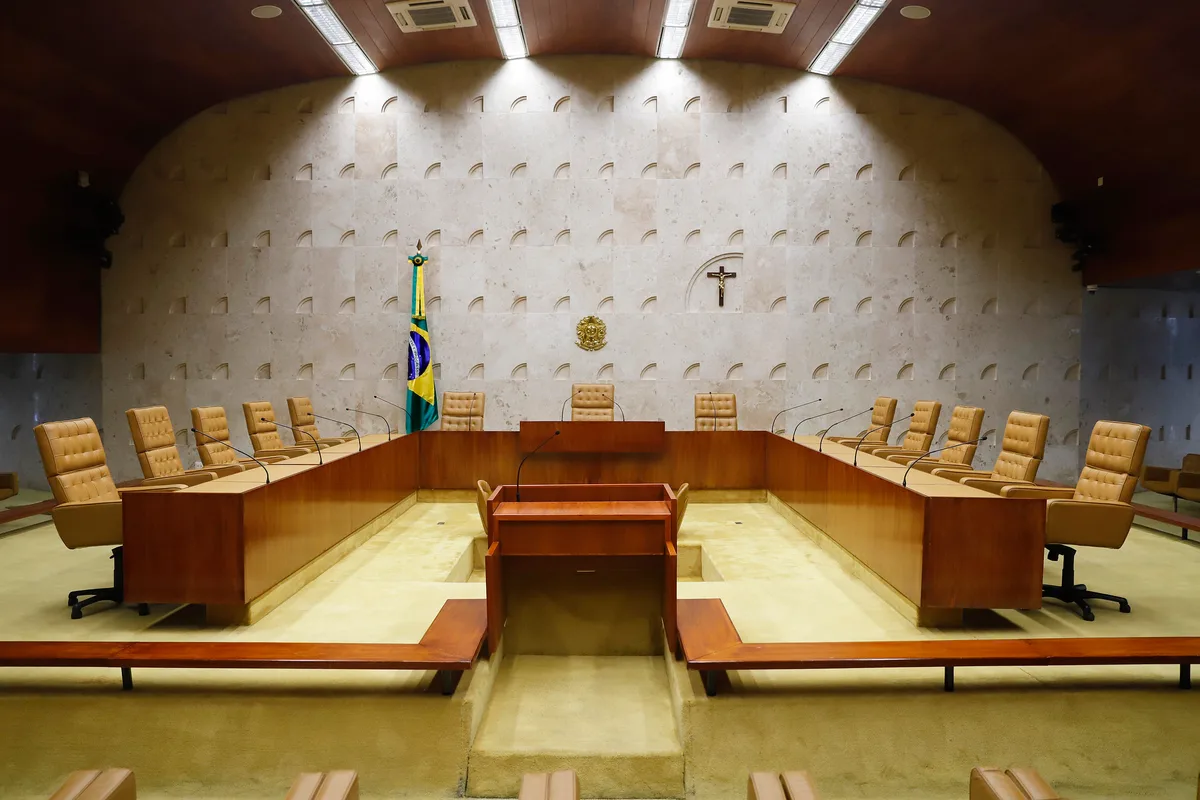 Com plenário dividido, STF decide se abre apuração sobre Moraes