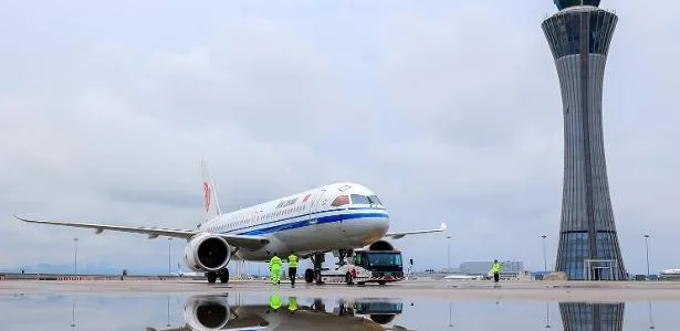 Avião chinês C919 faz 1º voo internacional e desafia Boeing e Airbus