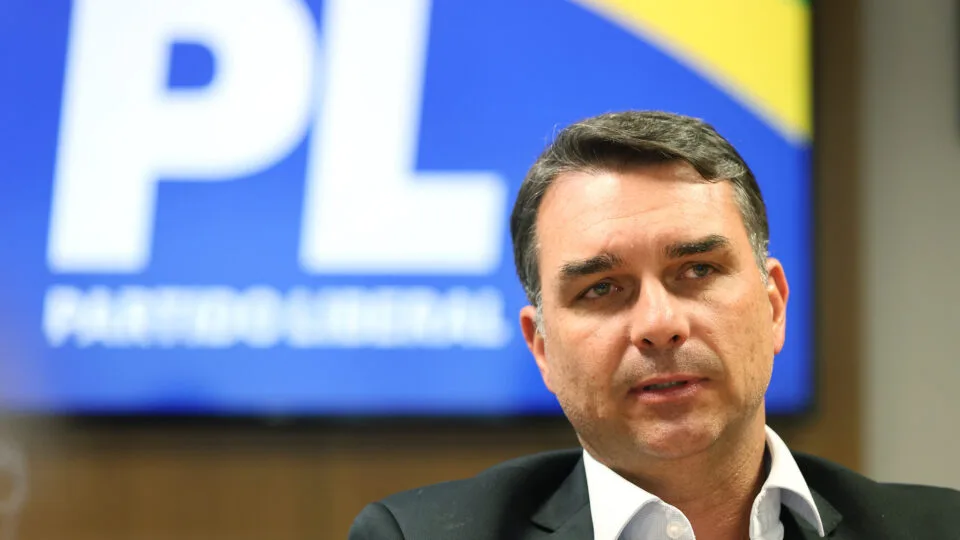 Flávio quer fazer “Tesouraço da Censura” e revogar atos de Lula