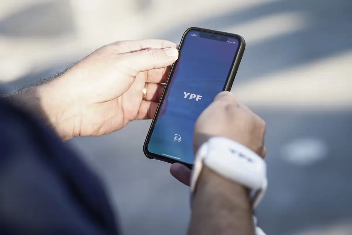 La alianza entre Santander e YPF habilita la compra de acciones desde app de la petrolera