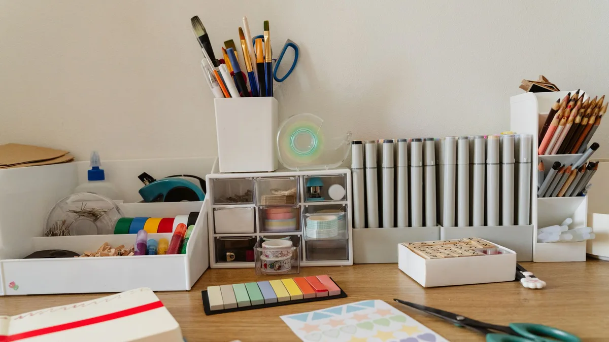 Si tu escritorio es pequeño, este organizador compacto puede ser la solución definitiva