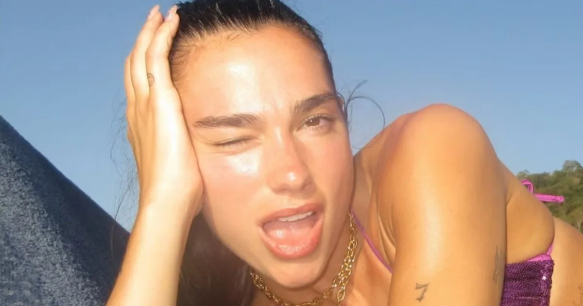Dua Lipa, cantante de 31 años, sobre su entrenamiento: “Entreno HIIT 15 minutos antes de empezar el día, luego mi rutina nocturna se basa en 2 cosas: mucho sueño y té”