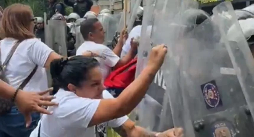 EN VIDEOS: Familiares de presos políticos rompieron cerco policial y protestaron frente al Ministerio de Interior, Justicia y Paz