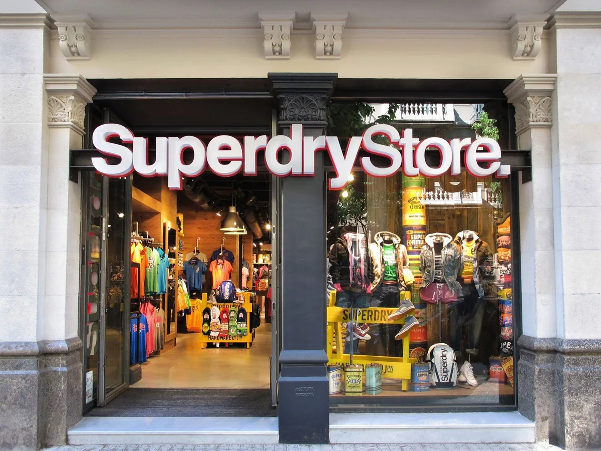 Superdry llegó a la Argentina: abrió su tienda online y prepara su primer local en un shopping
