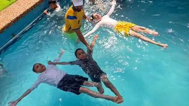 Gaza: Schwimmunterricht gegen die Angst