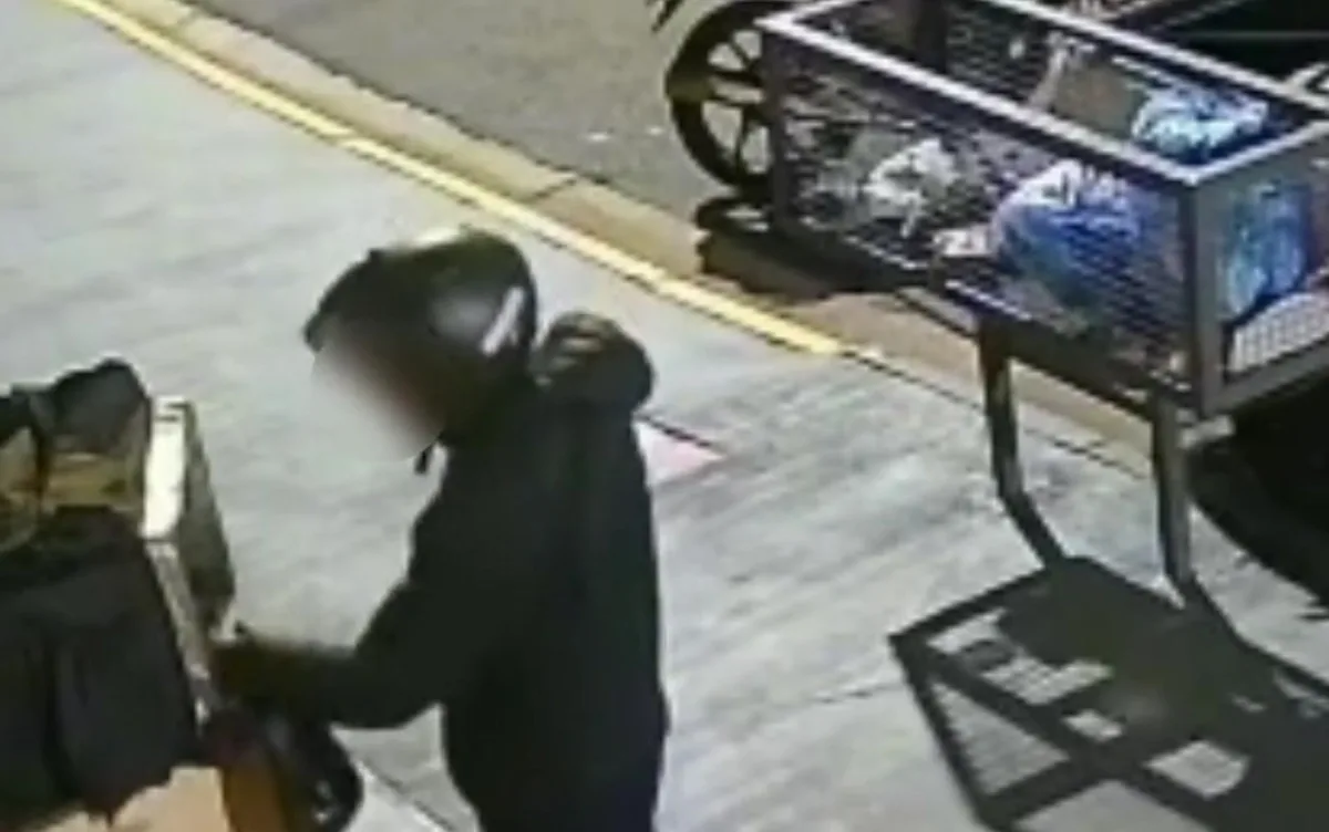 Entregador que teve pedido furtado de dentro da mochila riu ao saber como ação aconteceu, diz gerente de pizzaria