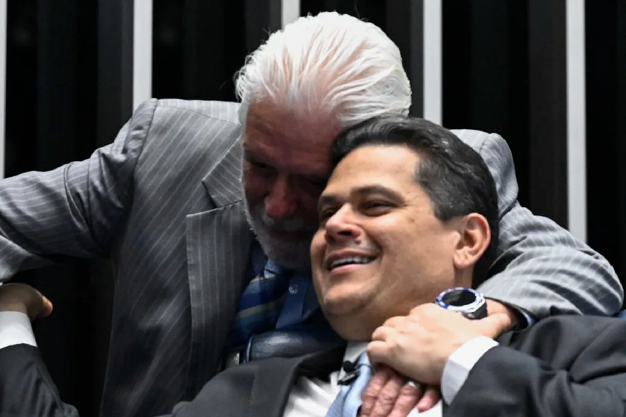 Alcolumbre assina despacho de PECs do fim da escala 6×1 e da Segurança Pública para comissões