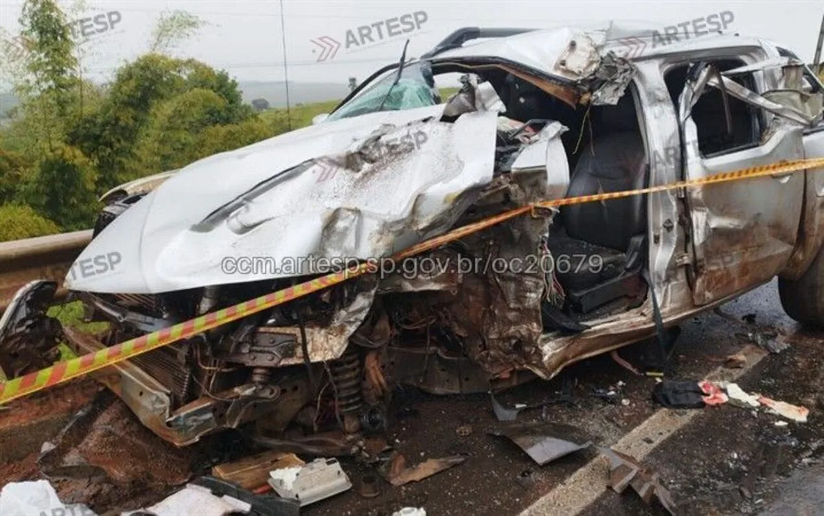 Acidente entre caminhonete e carreta deixa uma pessoa morta e três feridas em rodovia de Paranapanema
