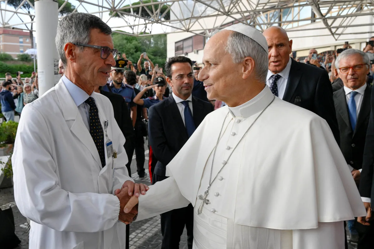El cirujano que operó a León XIV dijo que “no hay motivos clínicos” para que el papa suspenda su gira por América Latina