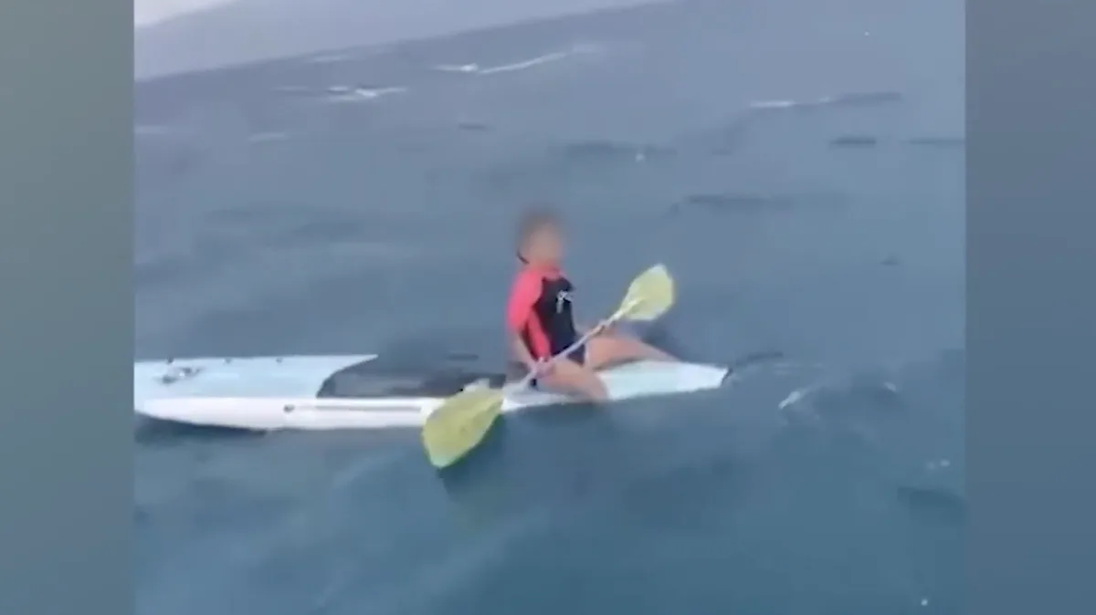 Fischer eilen zur Rettung: Strömung reißt Paddleboard mit – Mädchen bleibt allein auf offenem Meer zurück
