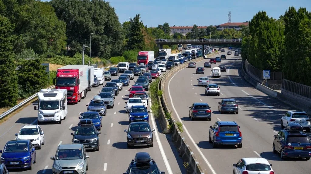 Une journée classée noire sur les routes: plus de 700km de bouchons enregistrés hors d'Île-de-France