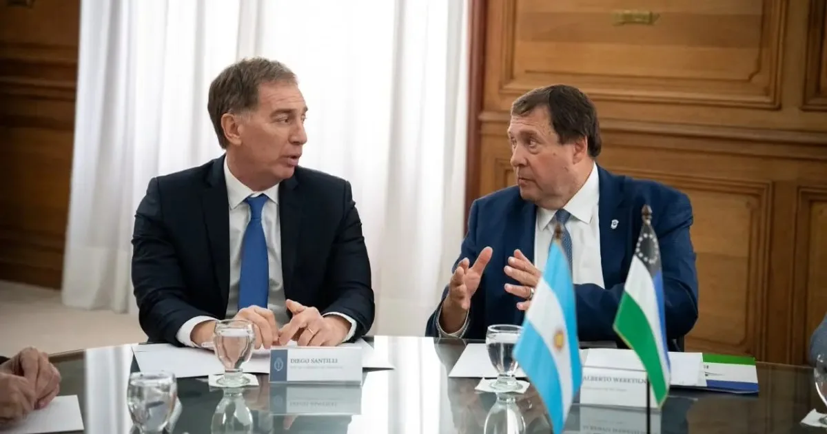 Weretilneck firmó el traspaso del Tren del Valle: cuándo comenzará a operar Río Negro