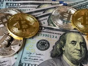 É hora de colocar dinheiro em Bitcoin? O que dizem analistas após nova alta
