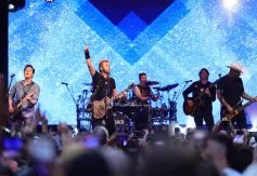 Sombr Joined by Fleetwood Mac Legend For ‘Go Your Own Way’ At L.A. Show