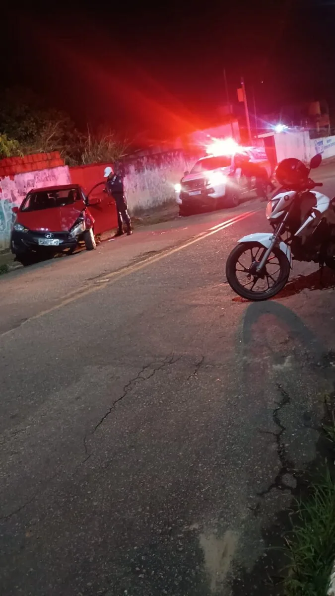 Motorista é preso após bater carro em lixeira e desacatar policiais em Rio Branco