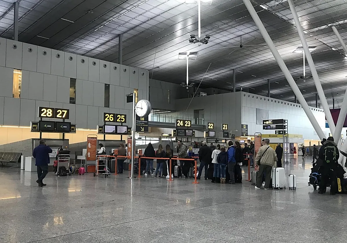 La oposición en Santiago exige a la alcaldesa que comparezca por el «bochorno» de Fly2Galicia