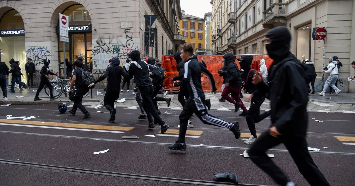Después de Francia, las protestas por el alto costo de la vida dejaron comercios destruidos en el centro de Milán
