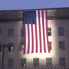 Bandeira dos EUA é hasteada no Pentágono para assinalar os 25 anos dos ataques do 11 de Setembro