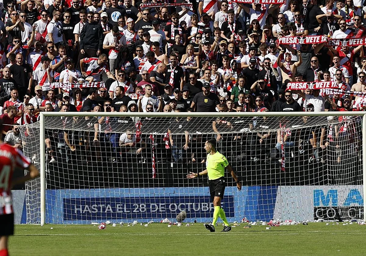 Escándalo en Vallecas: suspendido el Rayo-Athletic por lanzamiento masivo de aviones y pelotas de goma