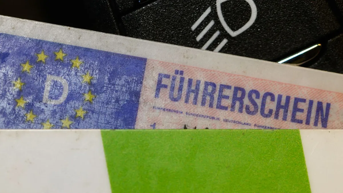 „Rücksichtslose Fahrweise“: Auto rechts überholt - Motorradfahrer schwer verletzt