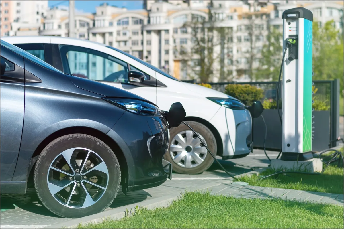 Cuánto cuesta cargar un auto eléctrico en casa frente a llenar el tanque de nafta este mes