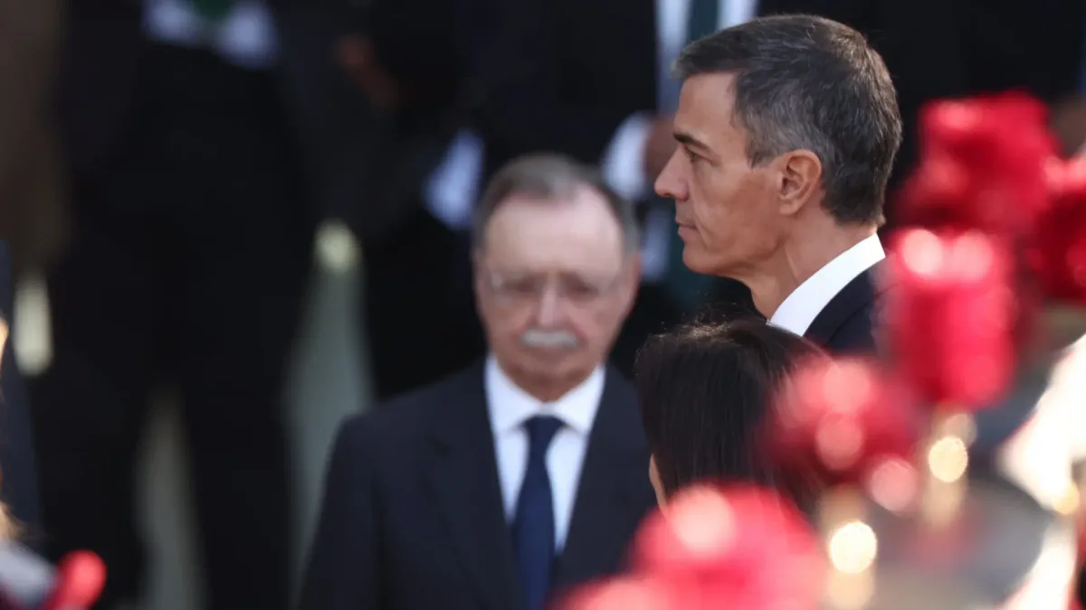 Los abucheos a Pedro Sánchez marcan el comienzo de un desfile de la Hispanidad de claro ambiente preelectoral