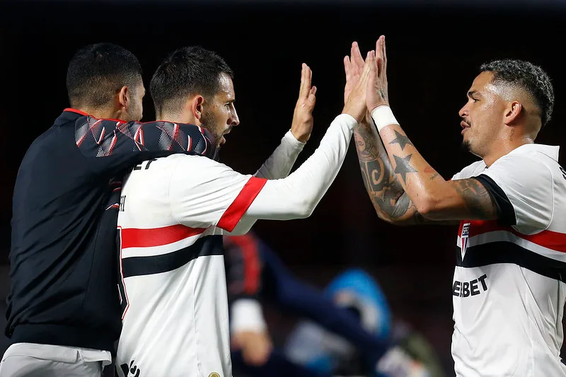 Calleri e Luciano têm protagonismo recente em duelos entre São Paulo e Coritiba; confira