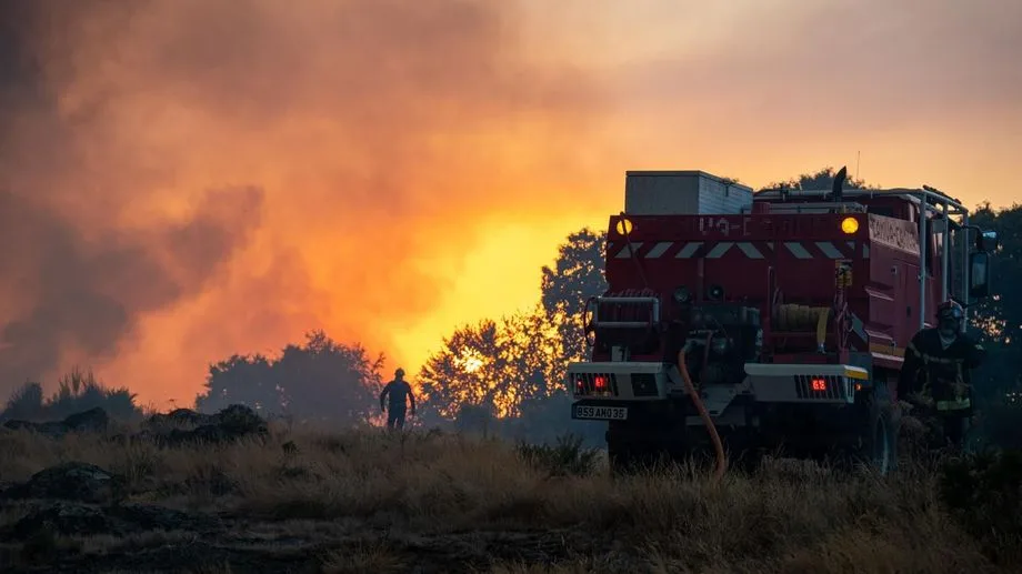 Incendie de Saint-Just en Ille-et-Vilaine : 230 hectares brûlés, le feu "n'a pas progressé" pendant la nuit