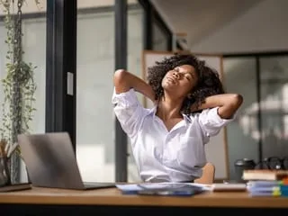 Et si votre façon de vous asseoir influençait votre humeur et vos décisions ?