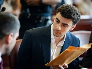 Meurtre d’un patron d’assurance à New York : Luigi Mangione reconnaît avoir tiré sur Brian Thompson