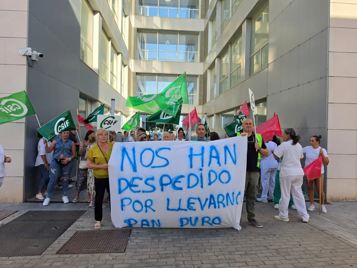 Despiden a dos trabajadoras de la limpieza de un hospital de Jerez tras 20 años de servicio: “Nos han despedido por llevarnos pan duro”
