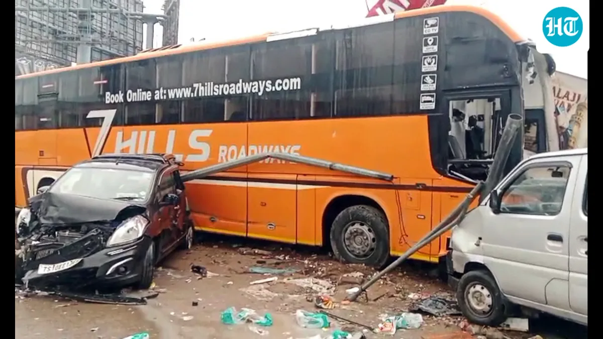 Man killed after bus rams eatery on NH-44 near Hyderabad