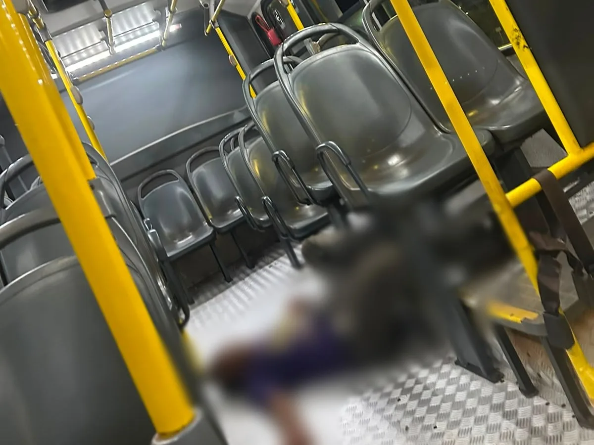 Passageiro desmaia e fica caído entre bancos de ônibus na Afonso Pena
