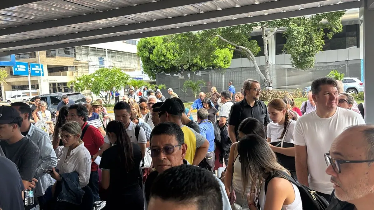 Aeropuerto de Maiquetía: pasajeros hacen largas filas este #1Sep (+ fotos)