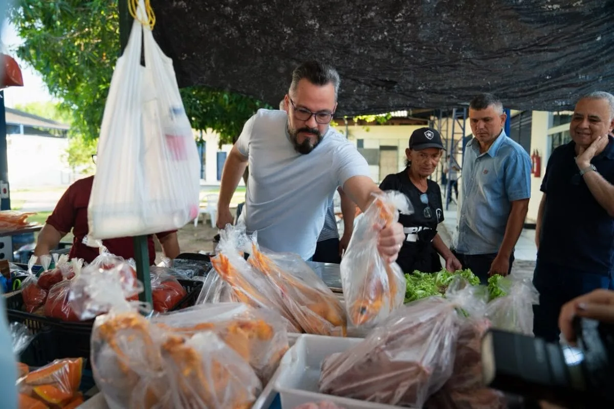No Mercado da Estação, Alan Rick relembra avô seringueiro e ouve relatos de produtores